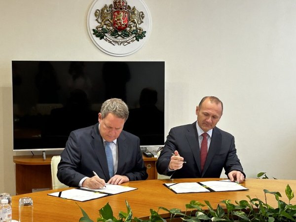 Министърът на енергетиката Росен Христов и Лесех Мелгаард, постоянен представител на Световната банка за България, Чехия и Словакия, подписаха споразумение за предоставяне на консултантски услуги за развитието на геотермалната енергия в България. През следващите 24 месеца Световната банка ще предоставя техническа експертиза, базирана на най-добрите световни практики и идеи за управление на геотермалните енергийни ресурси в страната. Снимка: БГНЕС