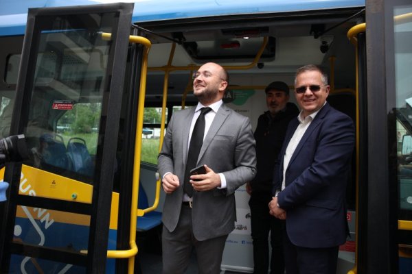 На автобусното ухо на бул. &quot;Тодор Каблешков&quot; при ул. &quot;Луи Айер&quot; зам. кметът Дончо Барбалов и председателят на СОС Георги Георгиев присъстваха на представяне на услугата за довеждащ транспорт по проекта INNOAIR &bdquo;Иновативен обществен транспорт, отговарящ на търсенето на потребителите, за по-чист въздух в градска среда&ldquo;. Снимка: БГНЕС