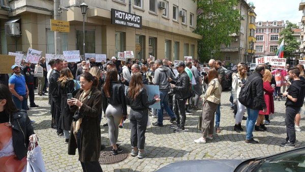 Близо 300 души се събраха на протест пред сградата на Областната дирекция на полицията в Пловдив. Центърът на града е огласен от вувзели и клаксони, а протестиращите носят плакати с надписи &bdquo;Оставете ни да работим&rdquo;, &bdquo;Не сме престъпници&rdquo;, &bdquo;Не на произвола&rdquo;, &bdquo;Оставка, веднага&rdquo;. Поводът е полицейска акция в града в местен нощен клуб, при която посетители са били принуждавани от полицията да се събличат. Снимка: БГНЕС