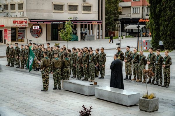 Младежи от старозагорските гимназии се отправиха към своето 120-километрово пешеходно приключение, част от&nbsp; 75-ия Национален туристически поход по стъпките на Ботевата чета &quot;Козлодуй-Околчица&quot;. Да изпратят децата на дългия път се бяха събрали много родители, роднини и приятели. Снимка: Община Стара Загора