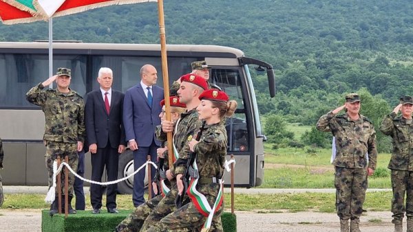 Президентът Румен Радев наблюдава учението &ldquo;Отбранителен щит&rdquo; 2023 на полигона в Ново село. Снимка: БГНЕС