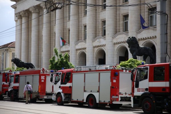 Учение на ГД &bdquo;Пожарна безопасност и защита на населението&ldquo; се проведе пред Съдебната палата. Снимка: БГНЕС
