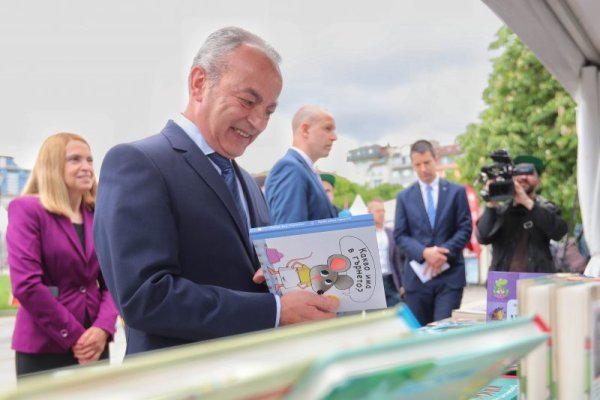 Министър-председателят Гълъб Донев откри Пролетния панаир на книгата и Софийския международен литературен фестивал за деца и младежи. Снимка: Димитър Кьосемарлиев, Dnes.bg