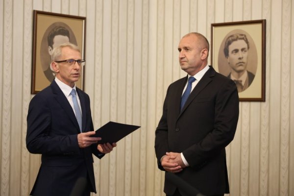 Президентът Румен Радев прие кандидата за министър-председател Николай Денков, посочен от втората по численост в 49-ото Народно събрание парламентарна група на &quot;Продължаваме Промяната &ndash; Демократична България&quot;, на когото съгласно конституционната процедура връчи втория проучвателен мандат за съставяне на правителство. Снимка: БГНЕС