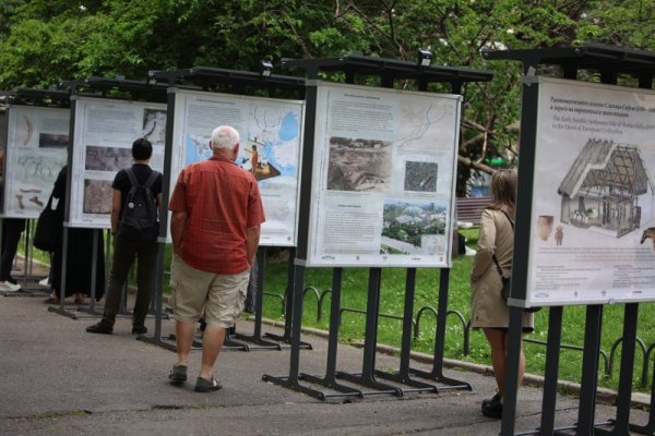 В Градската градина срещу Народния театър &quot;Иван Вазов&quot; се състоя откриване на постерна изложба &ldquo;Раннонеолитното селище Слатина-София (6100-5500 г. пр.Хр.): в зората на европейската цивилизация&rdquo;. Снимка: БГНЕС