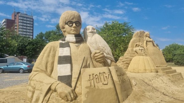 Остават броени дни до откриването на Фестивала на пясъчните фигури в Бургас. Всяка година темата се определя от децата, а авторите ваят герои от пясък след хвърляне на жребий. Снимка: БГНЕС