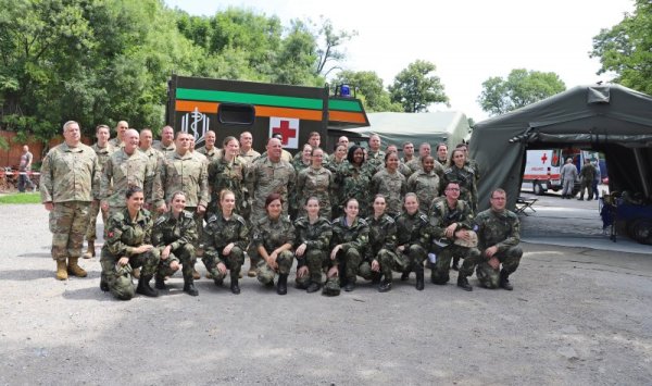 Дъжд от куршуми, взривове и множество пострадали посрещнаха на &bdquo;бойното поле&rdquo; медици от Военномедицинска академия (ВМА) и от Националната гвардия на Тенеси по време на съвместно учение, координирано с представители на Global Health Engagement office of the Command Surgeon USAFE-AFAFRICA. Снимка: БГНЕС