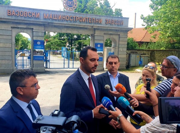 Министърът на икономиката и индустрията Богдан Богданов пристигна на посещение във военния завод в Сопот. Снимка: БГНЕС