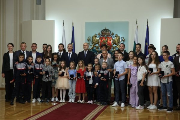 Държавният глава Румен Радев удостои с Почетен знак на президента олимпийските и световни шампиони Таню Киряков, Румяна Нейкова, Йордан Йовчев и Станка Златева по случай навършването на кръгли годишнини. Поради служебни ангажименти Таню Киряков и Станка Златева нямаха възможност да получат Почетния знак на президента лично. В рамките на събитието държавният глава удостои с плакет &bdquo;Млад спортист&ldquo; учениците, постигнали най-добри резултати на проведения през изминалата учебна година &bdquo;Президентски тест&ldquo;, част от инициативата &bdquo;Спортувай с президента&ldquo;. Снимка: БГНЕС