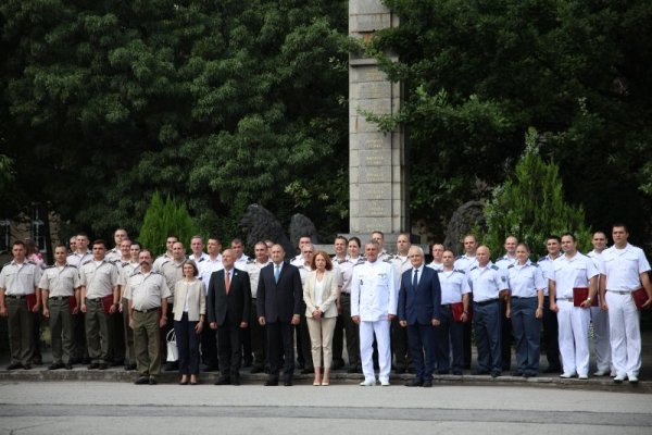 Държавният глава и върховен главнокомандващ на Въоръжените сили Румен Радев участва в тържествена церемония, на която бяха връчени дипломите на слушателите от випуск &bdquo;Васил Левски&rdquo; - 2023 на Военна академия &quot;Георги Стойков Раковски&quot;. Снимка: БГНЕС