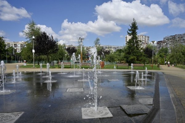 Кметът на София Йорданка Фандъкова и зам.-кметът по екология Десислава Билева участваха в стартирането на дейностите по проекта за оформяне на споделено зелено пространство при &quot;Амфитеатъра&quot; в парк &quot;Възраждане&quot;. Снимка: БГНЕС