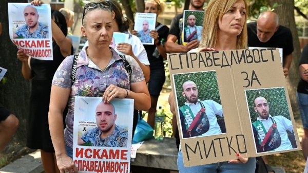 Съдът в Пловдив гледа днес искането на прокуратурата за постоянното задържане под стража на 19-годишните близнаци от Цалапица, които бяха арестувани след убийството на 24-годишния Димитър Малинов. Много хора се събраха пред съда с искане за справедливост. Снимка: БГНЕС