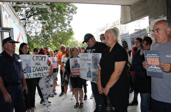 Около 100 души се събраха на протест пред Съдебната палата в Пловдив. Протестиращите от Цалапица искат да узнаят цялата истина за убийството на 24-годишния Димитър Малинов. Снимка: БГНЕС