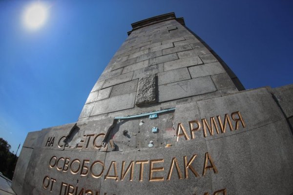 Четирима души са задържани след извършено нападение снощи срещу палатковия лагер, който беше издигнат пред Паметника на съветската армия в София. Снимка: Димитър Кьосемарлиев, Dnes.bg