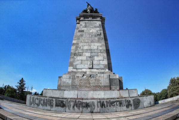 На място са изпратени екипи на СДВР, които са установили щети по паметника. По неофициална информация извършителите са фенове на Левски. Снимка: Димитър Кьосемарлиев, Dnes.bg