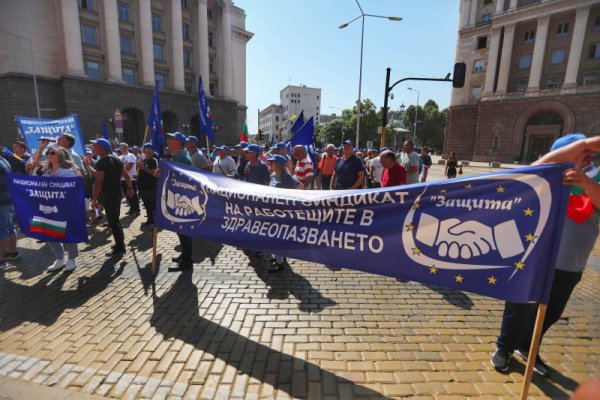 Служители на Центъра за спешна медицинска помощ излязоха отново на протест. Те настояват за увеличение на заплатите на шофьорите на линейки с 600 лв. Снимка: Димитър Кьосемарлиев, Dnes.bg