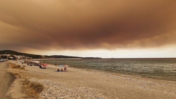 Пожарът край Александруполис се вижда от остров Тасос. Той е покрит с черен гъст дим, идващ от Александруполис, където 4-ти ден бушуват огромни пожари. Снимка: БГНЕС