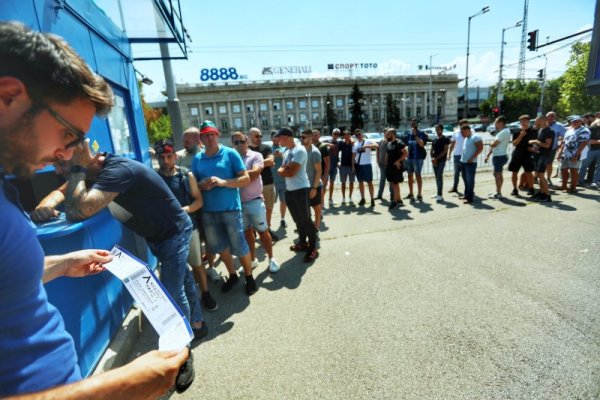 Билетите за двубоя от Лигата на конференциите между Левски и германския Айнтрахт в четвъртък бяха изкупени за минути. Онлайн вече е невъзможно да се закупят, а опашките пред клубния магазин бяха огромни още в 6:00 часа тази сутрин. Стотици са се наредили на опашка и на касите пред националния стадион &quot;Васил Левски&quot;. Снимка: Снимка: Димитър Кьосемарлиев, Dnes.bg
&nbsp;