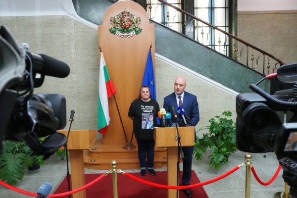 Близки и роднини на загинали по пътищата се срещат с министъра на правосъдието Атанас Славов. Снимка: БГНЕС