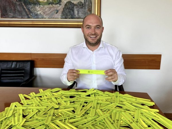 14 000 светлоотразителни гривни, които ще направят децата по-видими на пътя, ще бъдат раздадени по инициатива на председателя на Столичния общински съвет Георги Георгиев. Снимка: БГНЕС