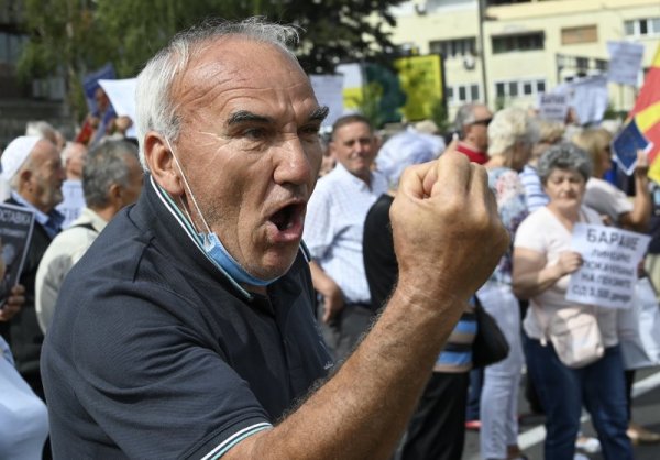 Още кадри от гнева на македонските пенсионери. Снимка: БГНЕС