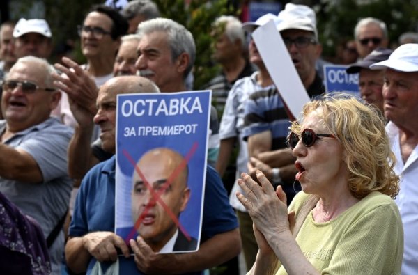 Македонски пенсионери излязоха на протест в столицата Скопие с искане за повишение на доходите им. Снимка: БГНЕС
