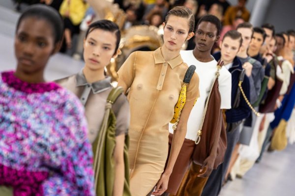 Модели дефилират по време на седмицата на модата в Париж. Снимка: БГНЕС