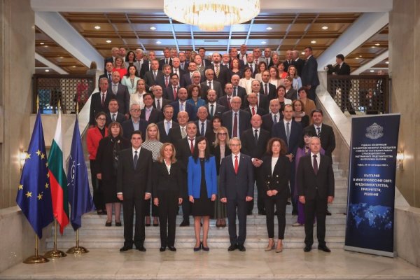 В резиденция &bdquo;Бояна&ldquo; вицепремиерът Мария Габриел откри годишната конференция на министъра на външните работи с ръководителите на задграничните представителства на Република България. Конференцията е под надслов "България в многополюсния свят: предизвикателства, приоритети, решения". Снимка: Димитър Кьосемарлиев, Dnes.bg