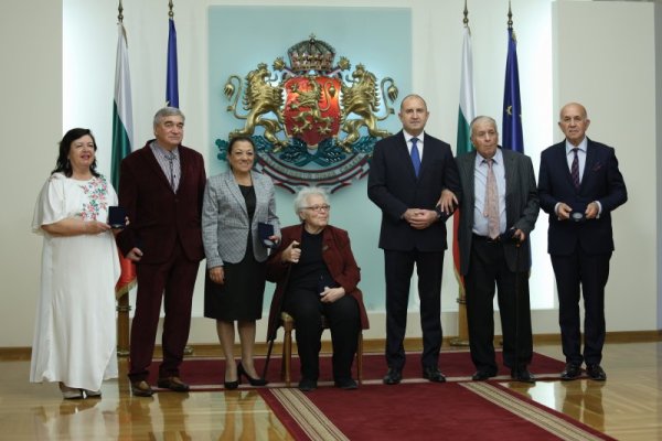 На церемония в Гербовата зала на &quot;Дондуков&quot; 2 държавният глава Румен Радев удостои с Почетния знак на президента изявени дейци на културата, образованието и науката. Снимка: БГНЕС