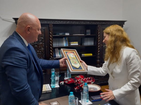 Необходимостта от засилване на практическото обучение, провеждането на качествени квалификации и промяна на подготовката на учителите още от студентската скамейка. Това бяха основните теми в разговора на министъра на образованието и науката проф. Галин Цоков с министъра на образованието на Румъния Лиджия Дека в Букурещ. Министър Цоков е в Румъния за участие в първия форум на инициативата на МОН по национална програма &bdquo;Неразказните истории на българите&ldquo;. Снимка: МОН