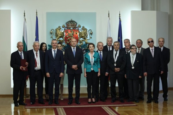 Президентът Румен Радев удостои с държавни отличия шестима българи за принос в различни сфери на обществения живот, науката, спорта. Снимка: БГНЕС