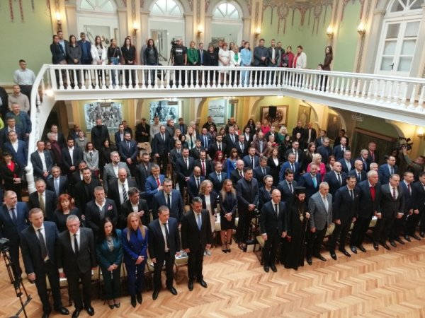 Новите общински съветници в Пловдив, кметът Костадин Димитров и районните кметове положиха клетва навръх Архангеловден. С този акт те официално ще встъпят в длъжност. Първото заседание на Общинския съвет по традиция се провежда в зала &bdquo;Съединение&rdquo; на Регионалния исторически музей. Снимка: БГНЕС