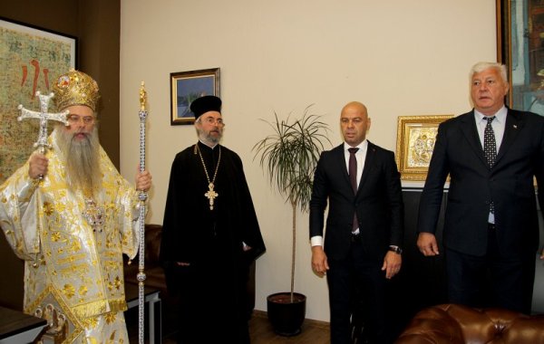 С водосвет и &quot;Многая лета&quot; започна управлението на община Пловдив новият кмет Костадин Димитров. Димитров дойде по обяд след молебена в църквата в Стария град, придружен от свещеници с хоругви. Митрополит Николай водеше тържественото шествие. Снимка:&nbsp; БГНЕС