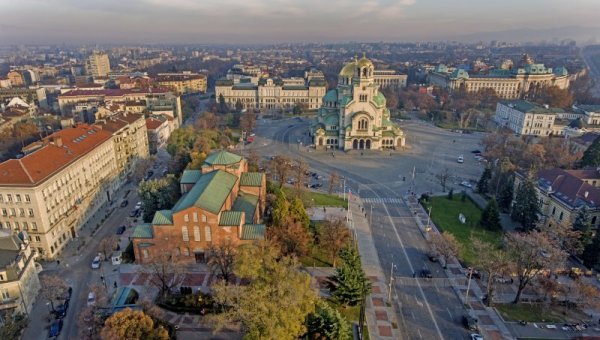Въвежда се нова организация на движението в зоната заключена между бул. &bdquo;Цар Освободител&ldquo;, пл. &bdquo;Народно събрание&ldquo;, бул. &bdquo;Васил Левски&ldquo;, кръгово кръстовище на пл. Васил Левски, пл. Гина Кунчева, ул. &bdquo;Московска&ldquo; и ул. &bdquo;Г. С. Раковски&ldquo;. Снимка: БГНЕС/СО