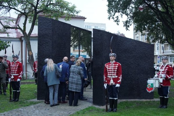 В градинката на площад &quot;Възраждане&quot; се проведе тържествена церемония по откриване на &bdquo;Паметник на юристите - спасители на българските евреи&ldquo;. Инициативата за изграждането на монумента е на Асоциацията на прокурорите в България и Камарата на следователите в България и се реализира със съдействието на Столична община. Снимка: БГНЕС