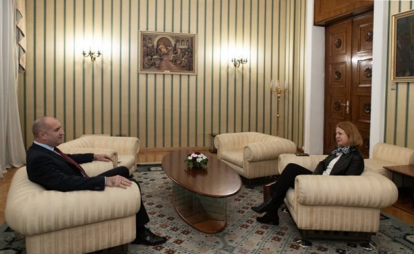 Президентът Румен Радев прие на &quot;Дондуков&quot; 2 Йорданка Фандъкова, чийто мандат като кмет на Столична община приключи тази седмица. По време на срещата държавният глава благодари за доброто сътрудничество на президентската институция със Столична община при организацията и провеждането на официалните събития от неговата програма на територията на град София. Снимка: Президентство