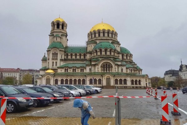 Въпреки дъждовния ден тече в пълна сила работата по новата организация на движението в зоната между бул. &bdquo;Цар Освободител&quot;, пл. &bdquo;Народно събрание&quot;, бул. &bdquo;Васил Левски&quot;, кръгово кръстовище на пл. &bdquo;Васил Левски&ldquo;, пл. &bdquo;Гина Кунчева&ldquo;, ул. &bdquo;Московска&quot; и ул. &bdquo;Г. С. Раковски&quot;. Снимка: Димитър Кьосемарлиев, Dnes.bg