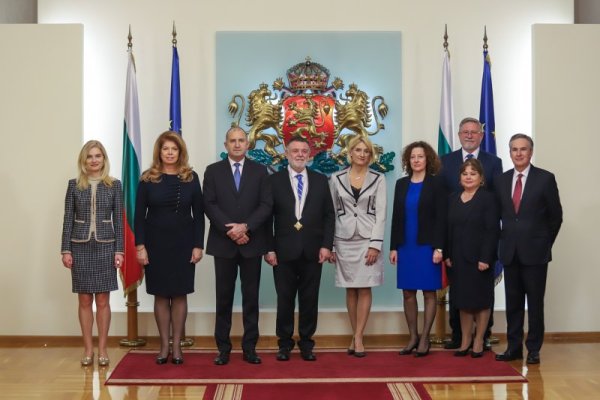 Президентът Румен Радев награди посланика на Аржентина Алфредо Нестор Атанасоф с орден &bdquo;Мадарски конник&ldquo; първа степен. Снимка: БГНЕС