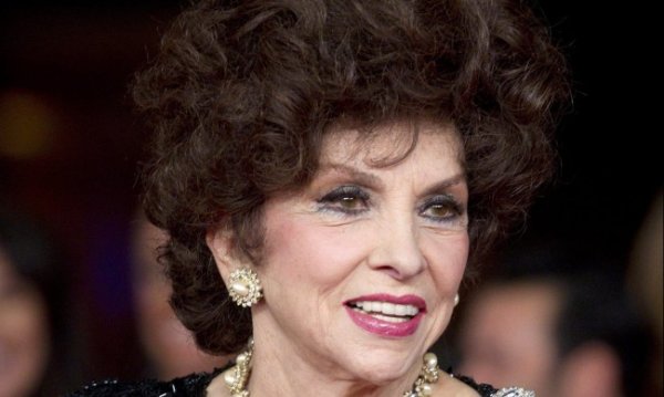 Джина Лолобриджида (на италиански: Gina Lollobrigida) е една от най-популярните италиански актриси, фотожурналист и скулптор, носителка на награда &bdquo;Златен глобус&ldquo; и номинирана за &bdquo;БАФТА&ldquo;. През 1947 година става трета на конкурса &bdquo;Мис Италия&ldquo;. След 1955 година получава прозвището най-красивата жена в света. Филмите, които я правят световноизвестна са &bdquo;Фанфан Лалето&ldquo; (1952) и &bdquo;Парижката Света Богородица&ldquo; (1956). Почина на 16 януари на 95 години. Снимка: БГНЕС/ЕРА