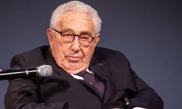Хенри Кисинджър е американски политик, историк и политолог. Съветник по националната сигурност на президента на САЩ (1969 &ndash; 1975), държавен секретар на САЩ (1973 &ndash; 1977) и носител на Нобелова награда за мир за 1973 г. (заедно с Ле Дък Тхо) за приноса му за прекратяване на Виетнамската война. Почетен член на Международния олимпийски комитет от 2000 г. Кисинджър играе видна роля във външната политика на САЩ между 1969 и 1977 г., пионер е в политиката на разведряване със Съветския съюз, организира отварянето на отношенията с Китайската народна република, участва в т.нар. &bdquo;совалкова дипломация&ldquo; в Близкия изток за край на войната от Йом Кипур и в преговорите за Парижкото мирно споразумение, което слага край на американското участие във войната във Виетнам. След като напуска правителството, той създава Kissinger Associates, международна геополитическа консултантска фирма. Кисинджър е автор на над дузина книги за история на дипломацията и международните отношения. Почина на 29 ноември на 100-годишна възраст. Снимка: БГНЕС/ЕРА
