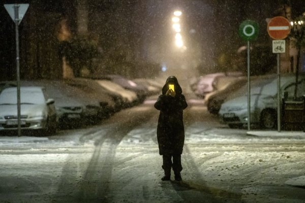 Човек снимка снега в ранната декемврийска утре в унгарската столица Будапеща. Снимка: БГНЕС