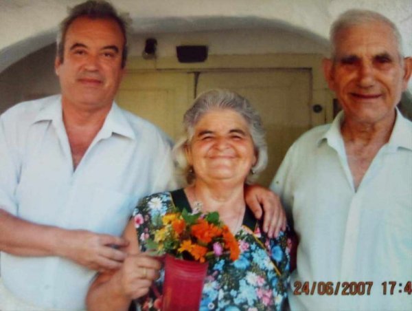 Димо Райков с родителите си. Снимка: Личен архив