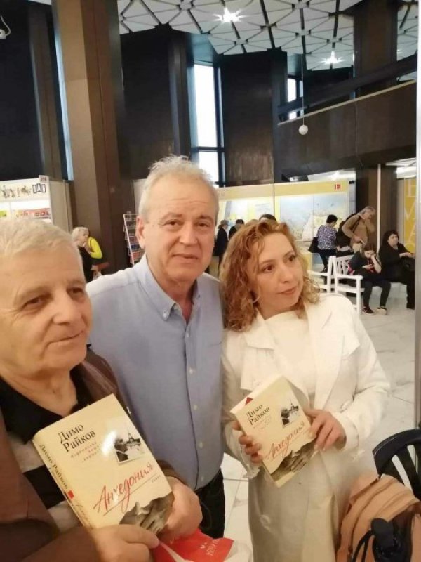 С читатели. Снимка: Личен архив