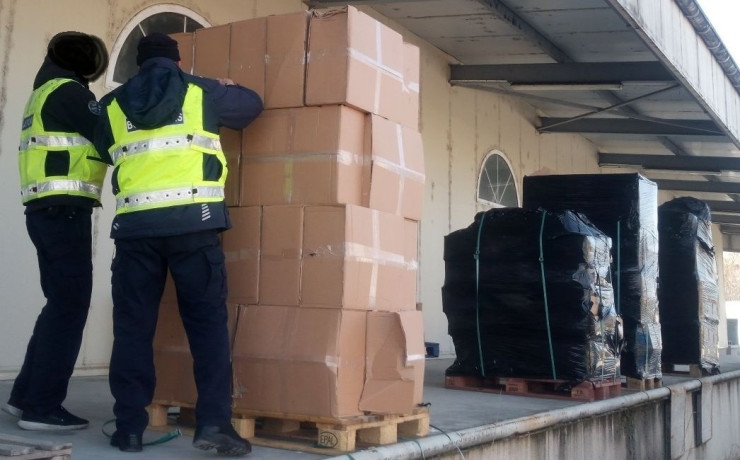 Митничари задържаха