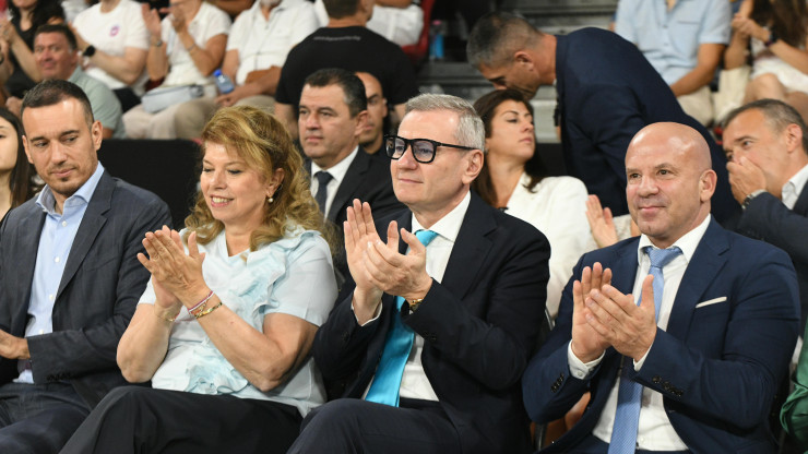 Хиляди аплодираха